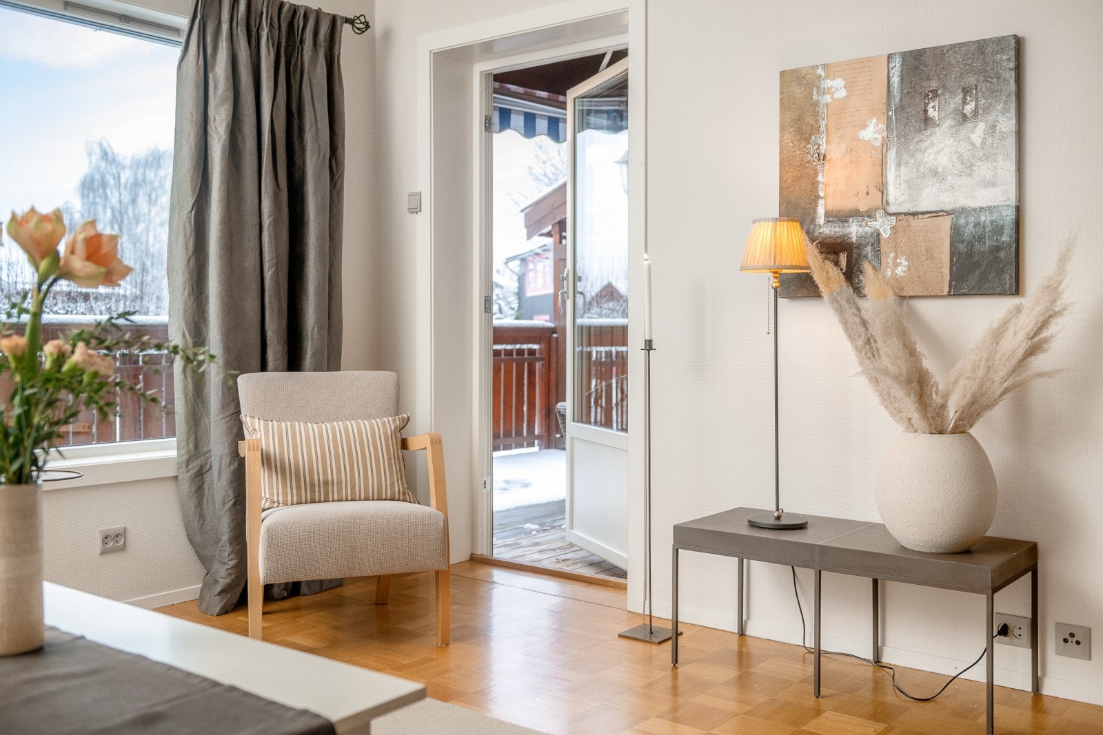 Utgang til terrasse - Vestvendt uteplass på 14 m² med markise og levegg. Galleribilde