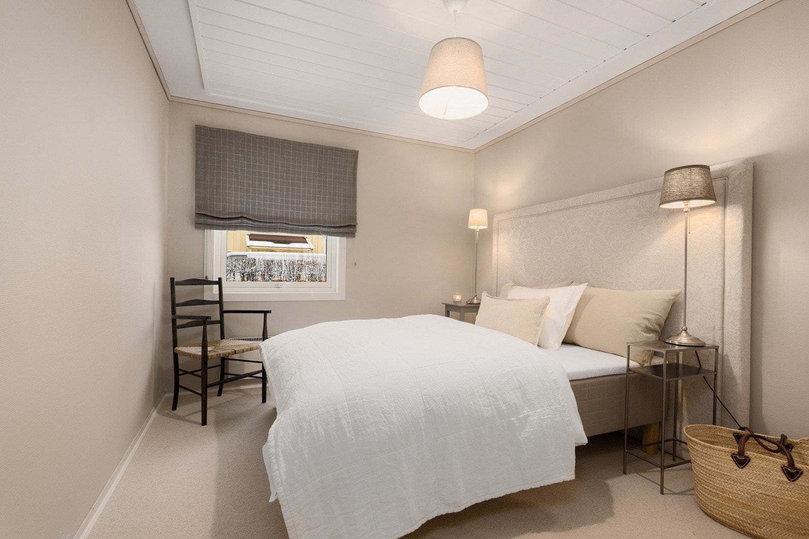 Romslig hovedsoverom - Malt i harmoniske farger og innredet med garderobeskap. Galleribilde