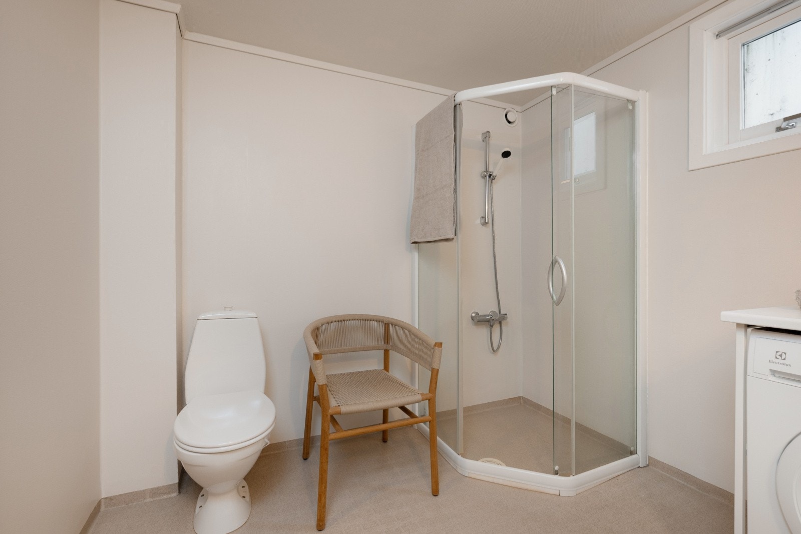 Oppgraderingsmuligheter - Badet er fra byggeår og gir rom for å sette eget preg. Galleribilde