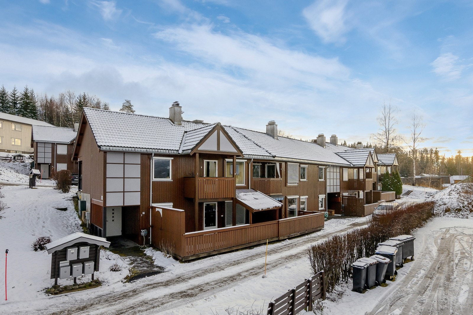 Leiligheten ligger på bakkeplan i rolig gate med nærhet til både sentrum og marka. Galleribilde