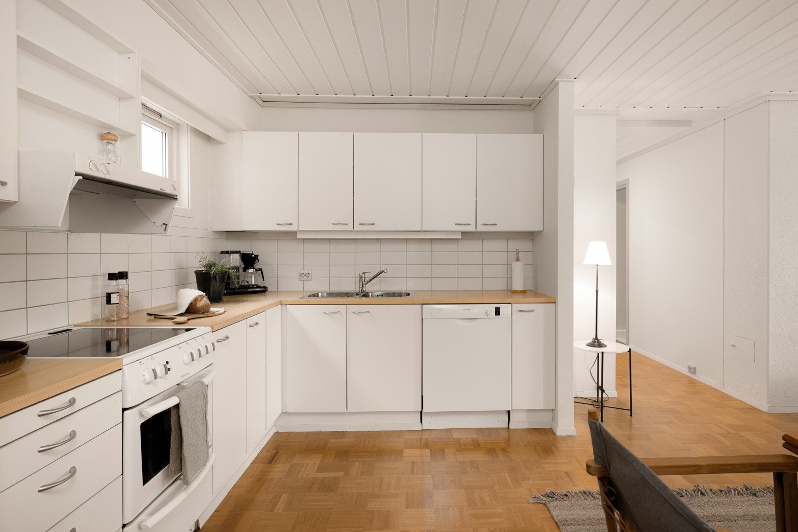 Hvitevarer medfølger - Utstyrt med komfyr, oppvaskmaskin og kjøleskap. Galleribilde