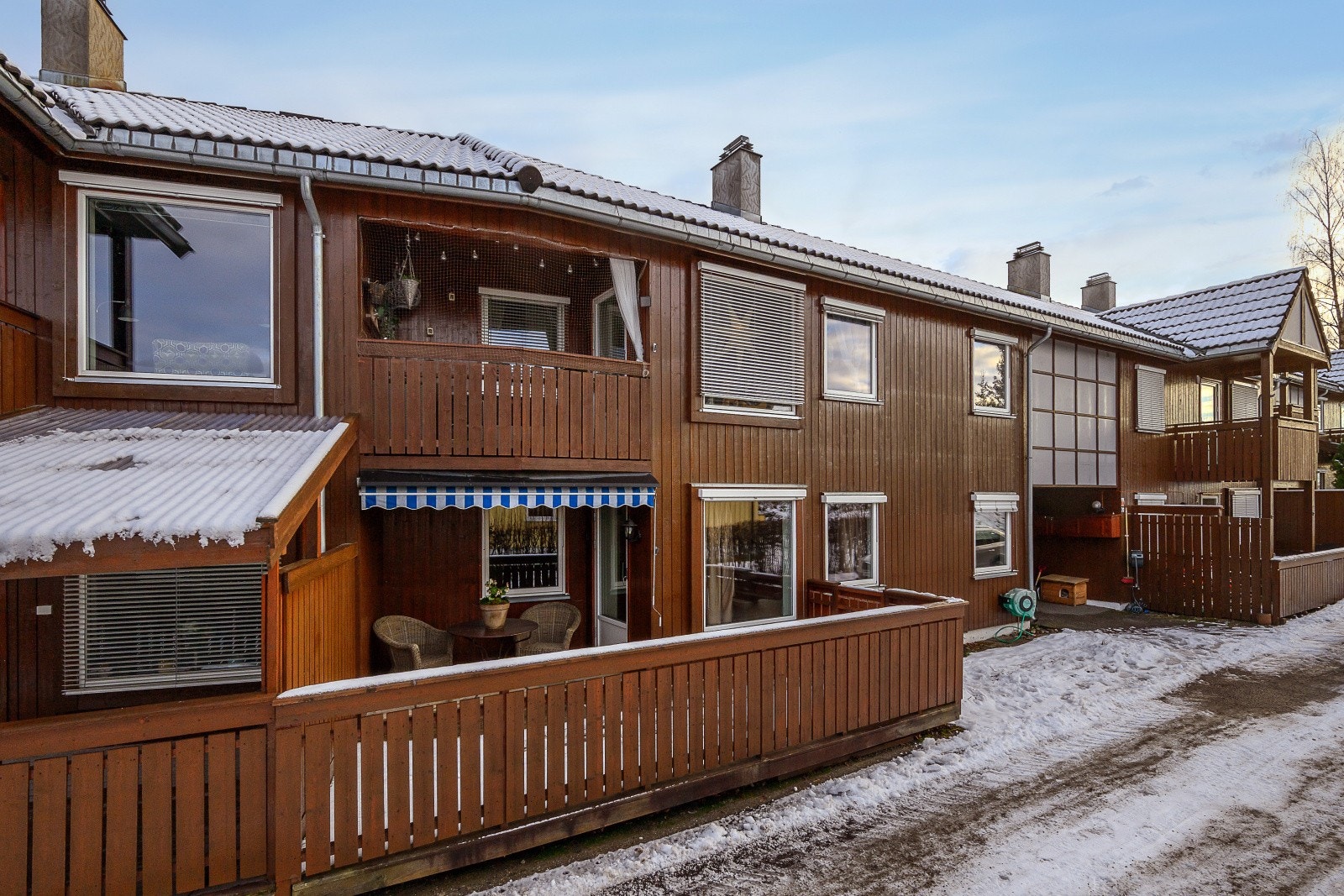 Stor vestvendt markterrasse på 14 m² - Perfekt for solrike ettermiddager, med levegg og markise for skjerming. Galleribilde