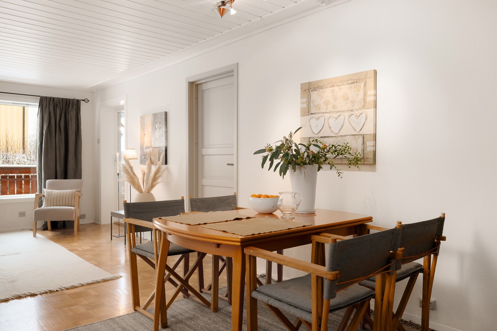 Lun spiseplass i åpen løsning - Perfekt for hyggelige måltider med familie og venner. Galleribilde