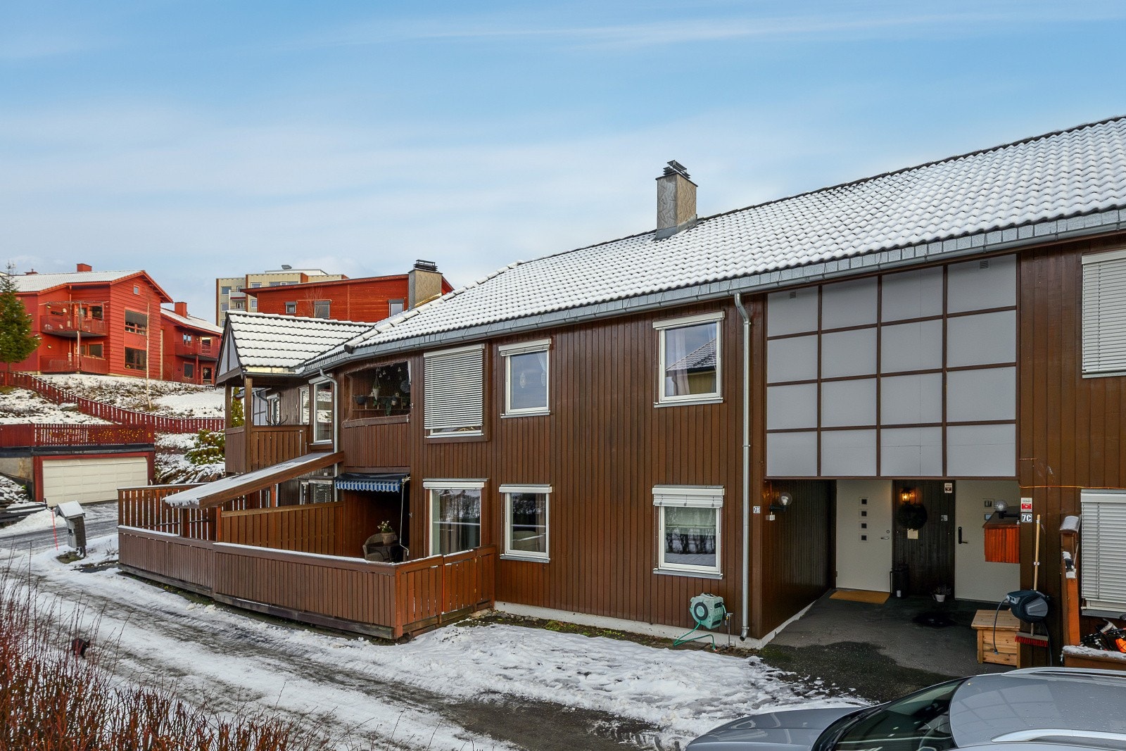 Vestvendt markterrasse på 14 m² - Skjermet med levegg og markise, perfekt for solrike ettermiddager. Galleribilde