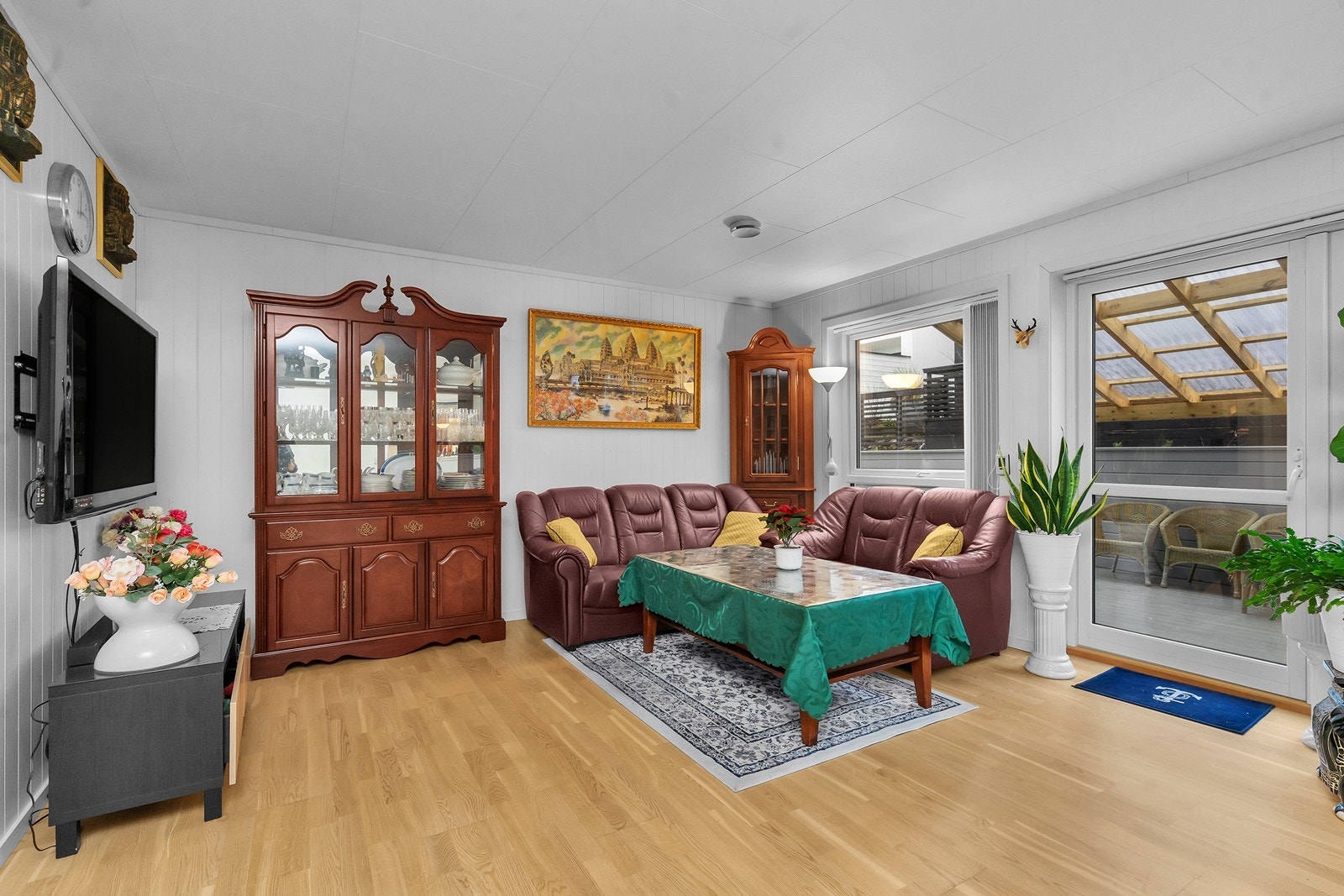 Rikelig plass til både sofagruppe og TV-møblement - enkelt å innrede etter eget behov. Galleribilde