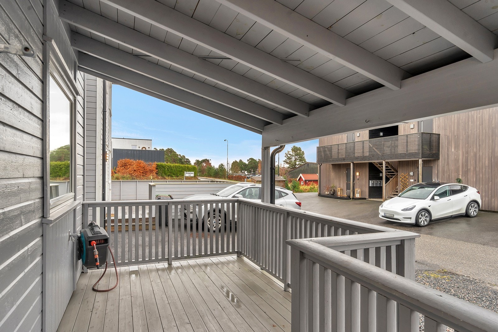 Praktisk overbygd uteplass på fremsiden av boligen. Galleribilde