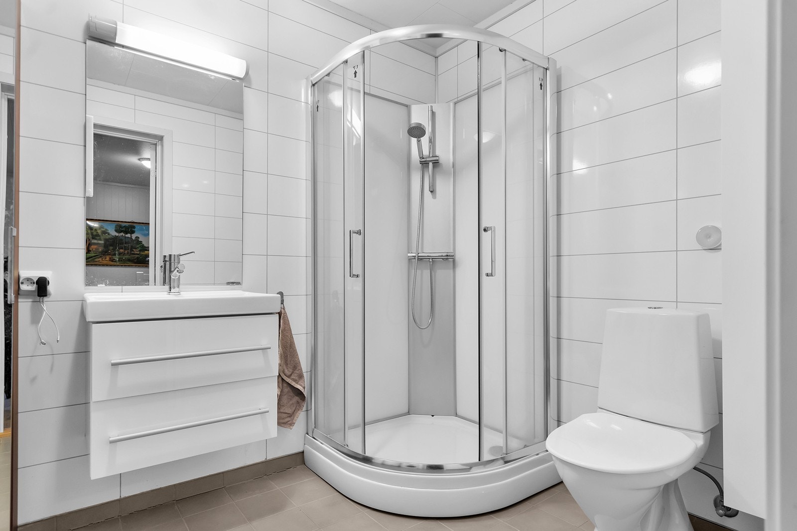 Bad i 2.etasje med toalett, dusjkabinett og servant med skuffeløsning. Galleribilde