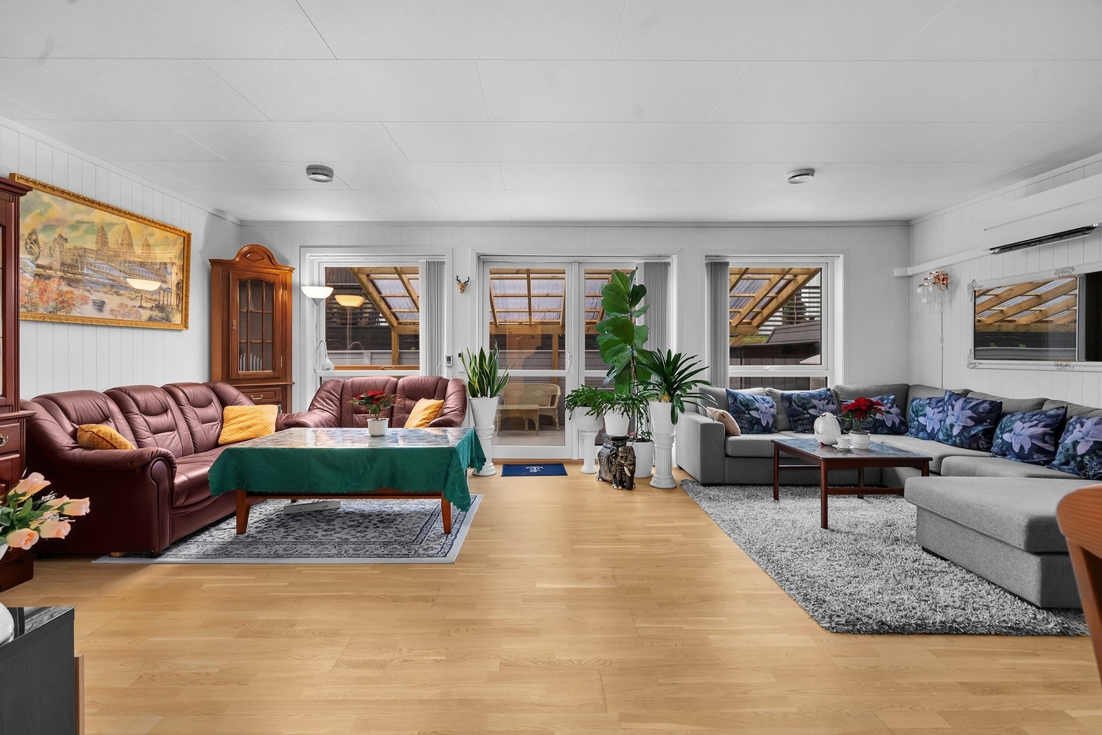 Romslig stue med store vindusflater som gir rikelig med lys. Galleribilde