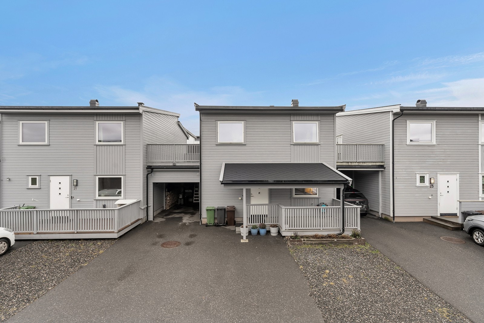 Gode parkeringsmuligheter i carport med elbillader, samt praktisk bod i bakkant. Galleribilde