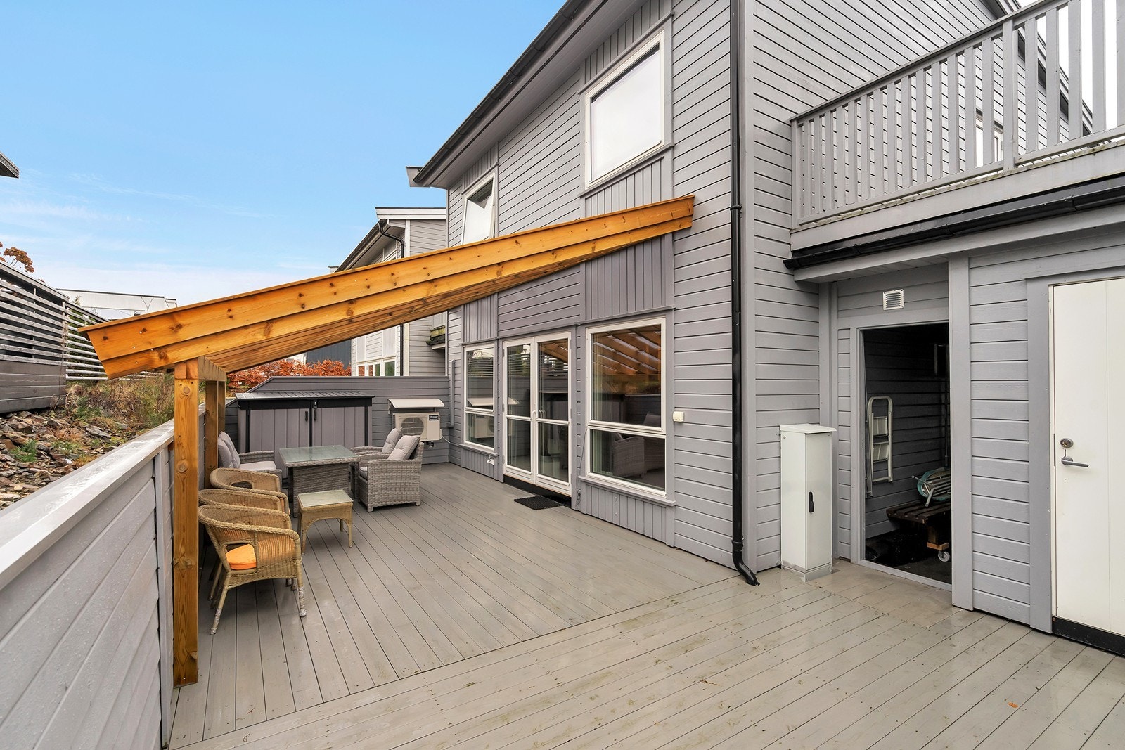 Romslig terrasse med rikelig plass til utemøblement. Galleribilde