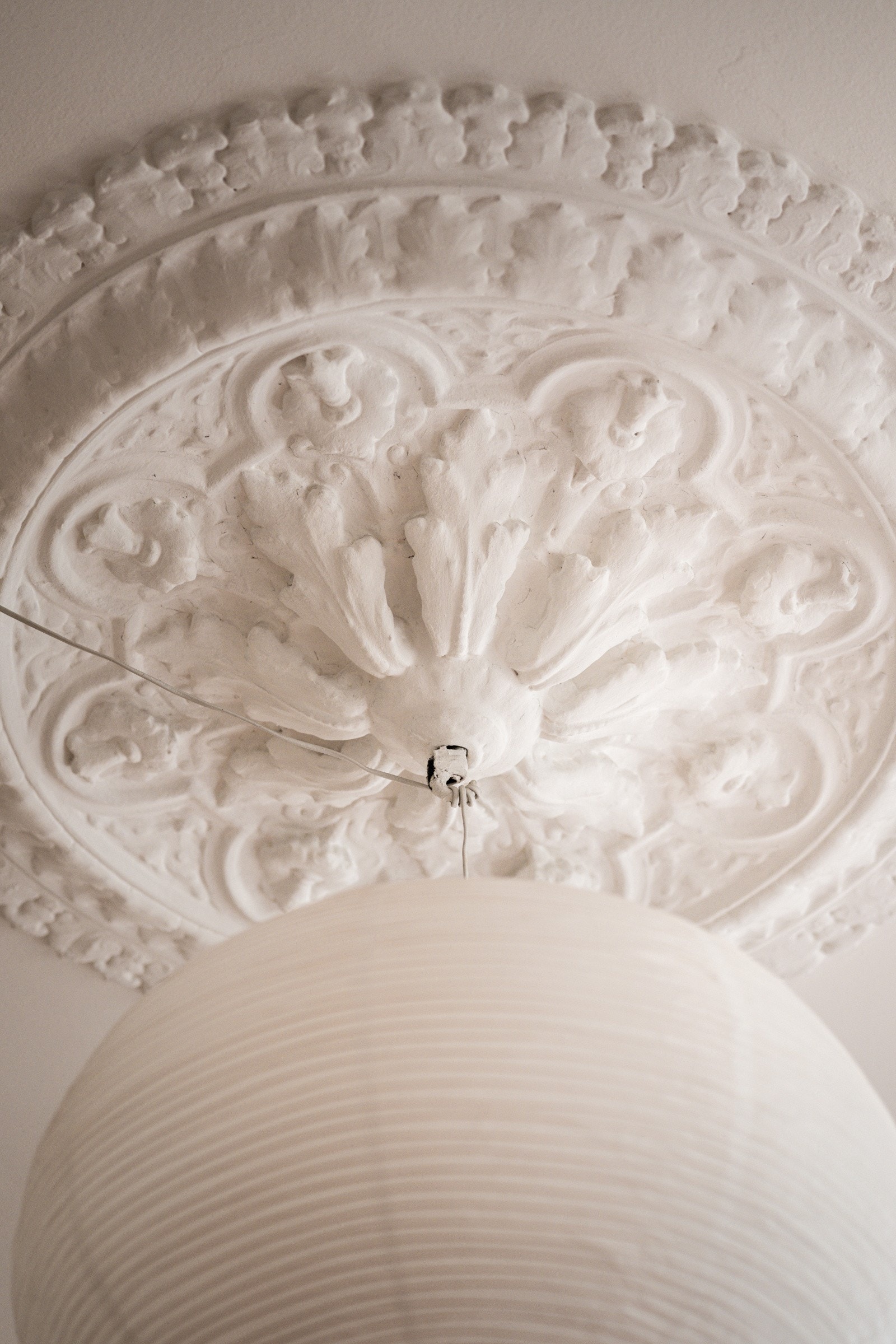 Det er flotte originale detaljer som stukkaturer, rosetter og doble fløydører. Galleribilde