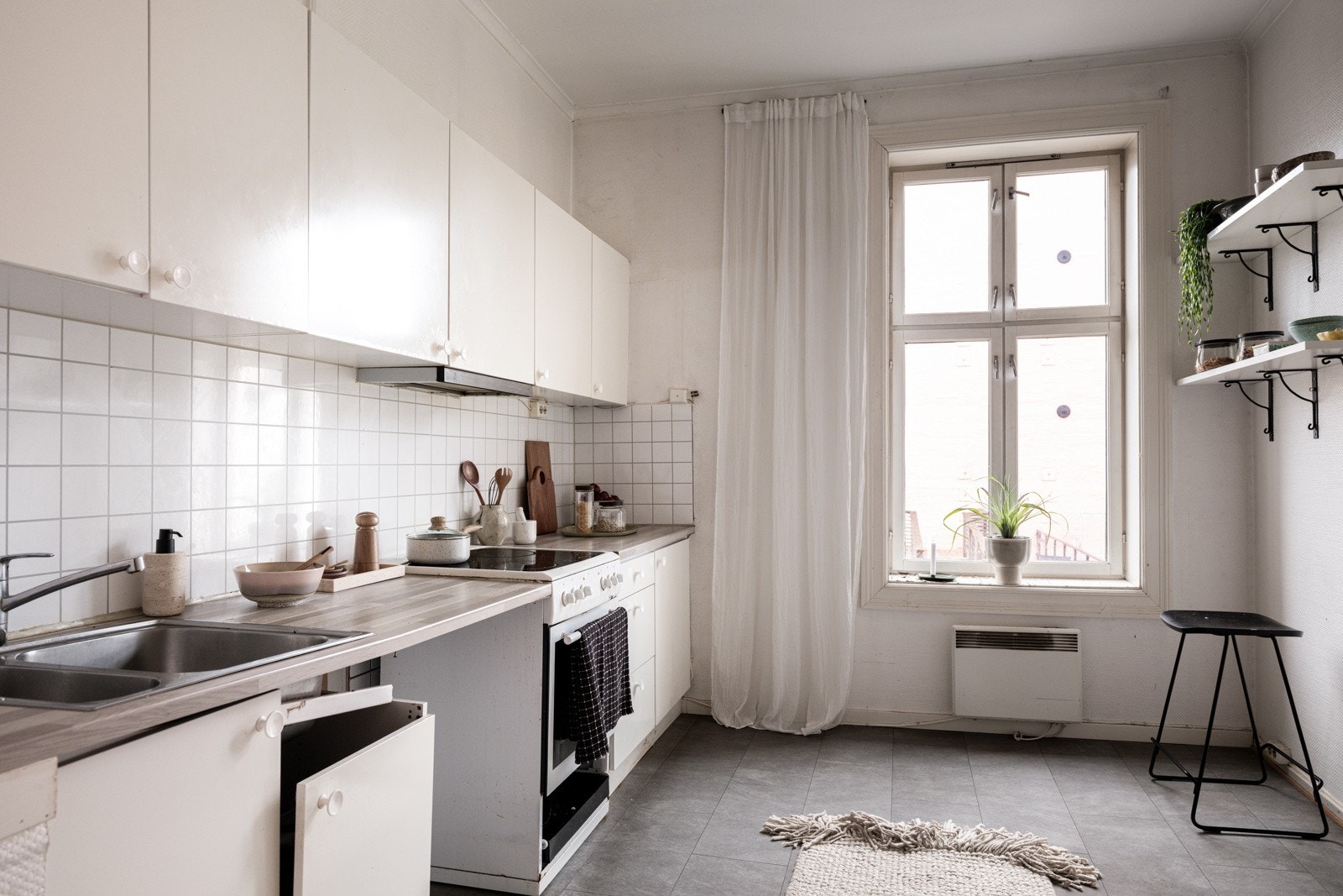 Leiligheten har et separat kjøkken som vender ut mot rolig bakgård. Kjøkkenet har flislagt gulv, tapetserte overflater og et stort vindu som slipper inn masse lys. Galleribilde