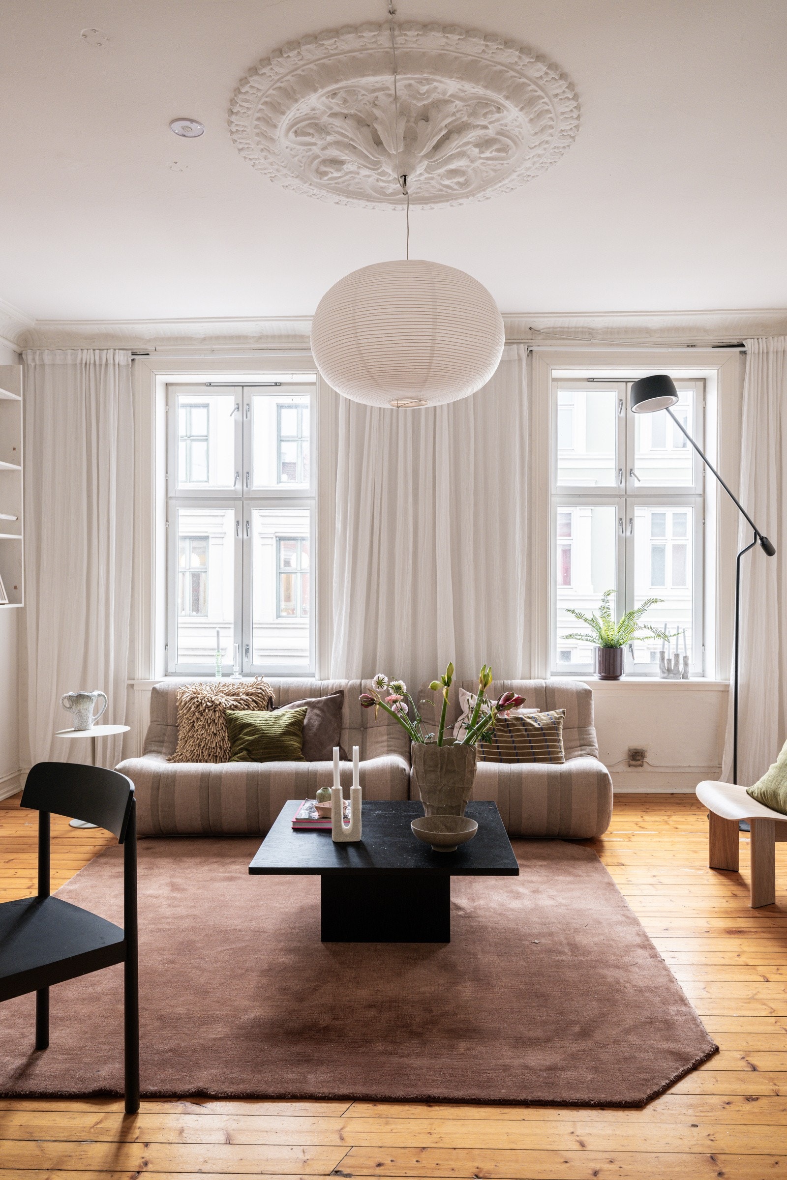 Leiligheten ligger i byggets 3. etasje, og har en gjennomgående planløsning med 4 store rom. Galleribilde