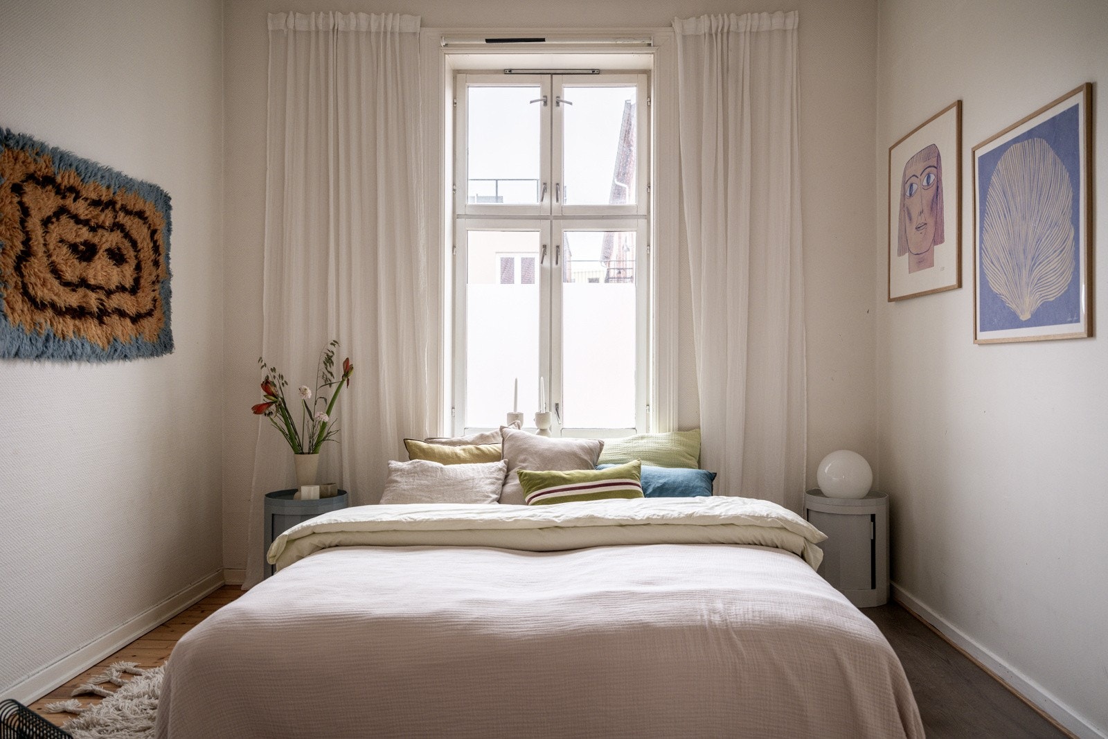 Det andre soverommet er et lyst og romslig soverom som vender ut mot rolig bakgård uten biltrafikk. Galleribilde