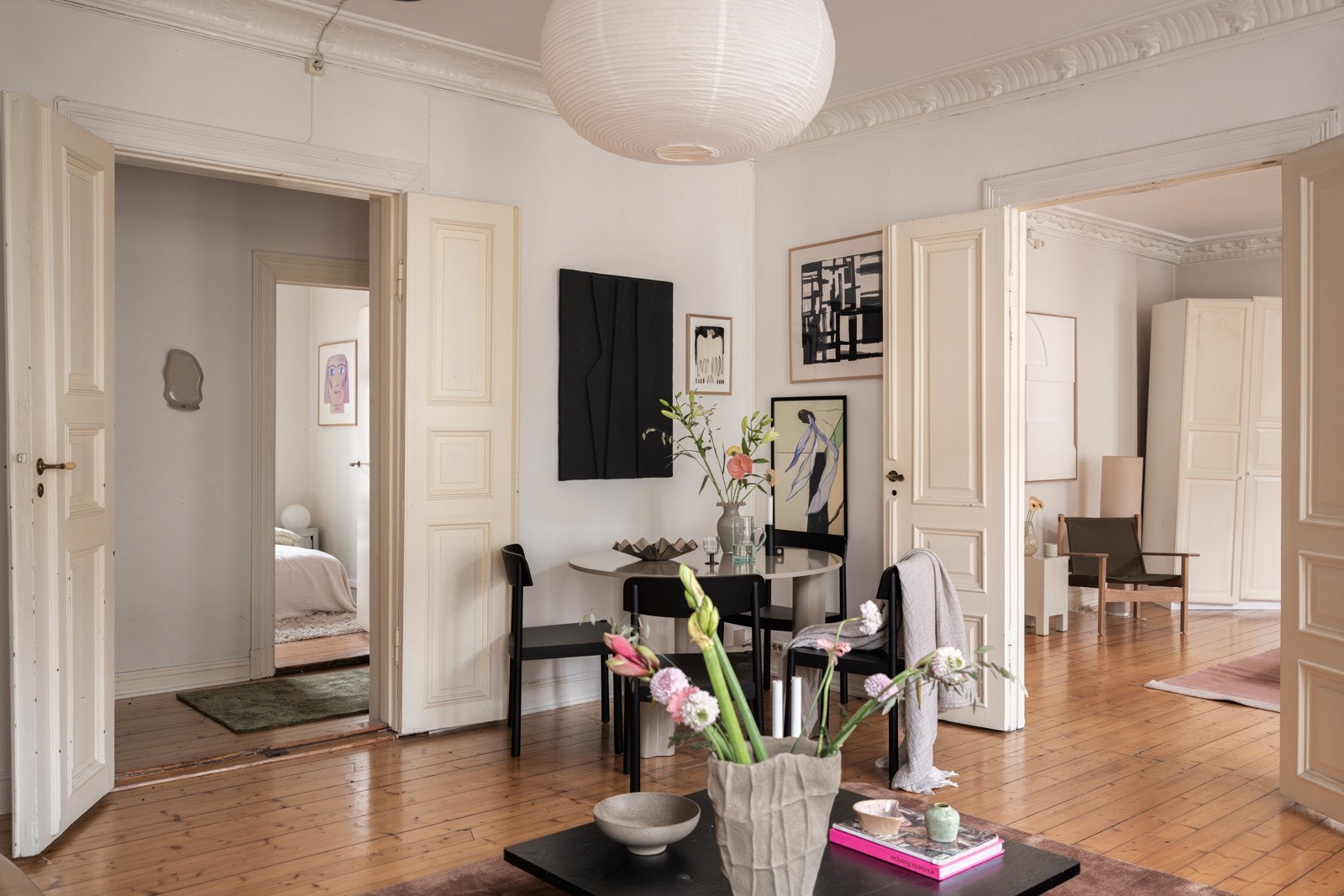 Det er også doble fløydører mellom stuen og det ene soverommet. Galleribilde