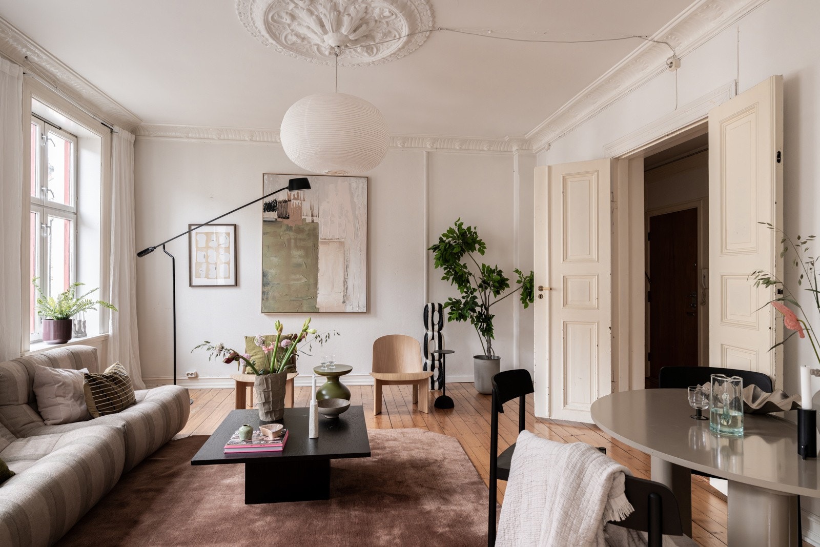 Fra entréen er det doble fløydører inn til suten som er det naturlige oppholdsrommet i leiligheten. Galleribilde