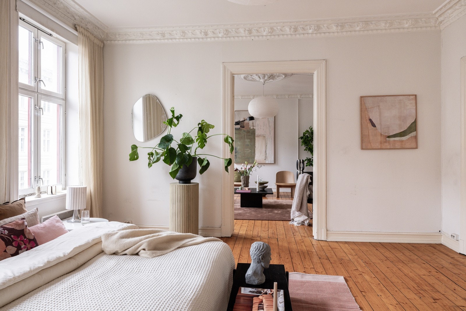 Lysinnslippet sammen med den gode takhøyden på ca. 2,95 meter bidrar til en god og luftig romfølelse. Galleribilde