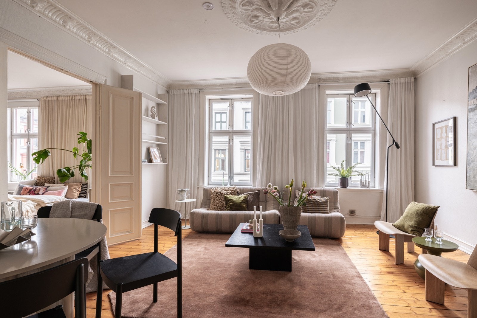 En stor, lys og klassisk 3(4)-roms selveierleilighet med behov for oppussing. Galleribilde