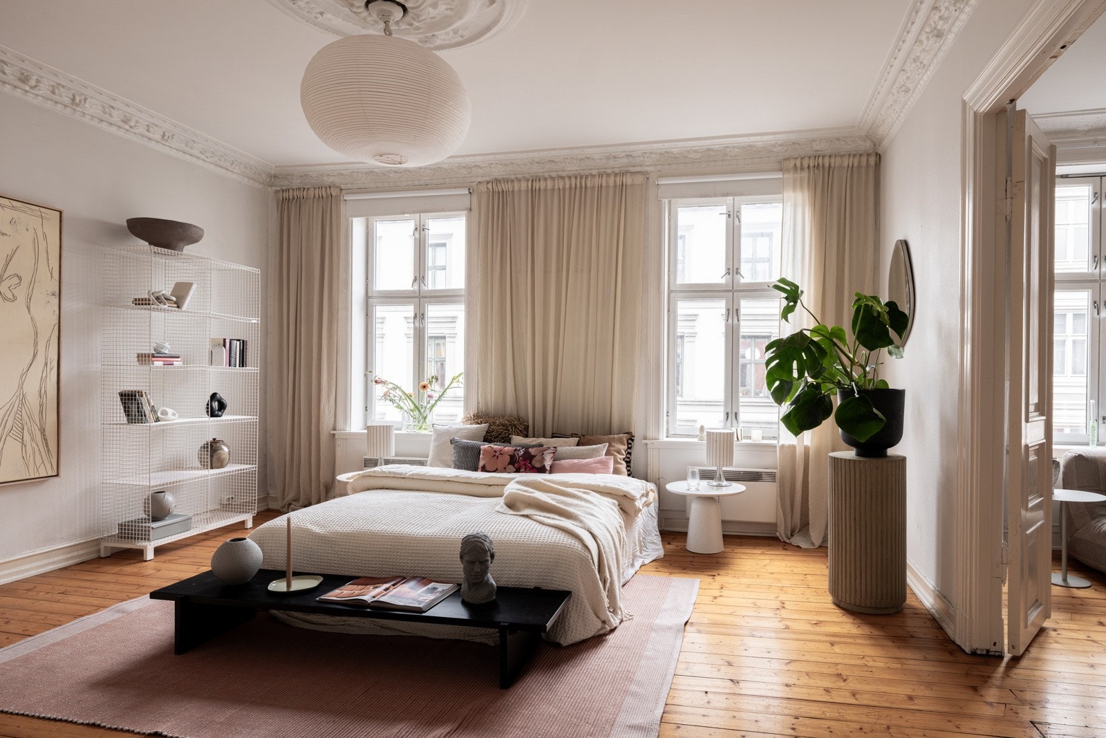 Beliggenheten i byggets 3. etasje med to store klassiske vinduer sørger for rikelig med naturlig lys. Galleribilde