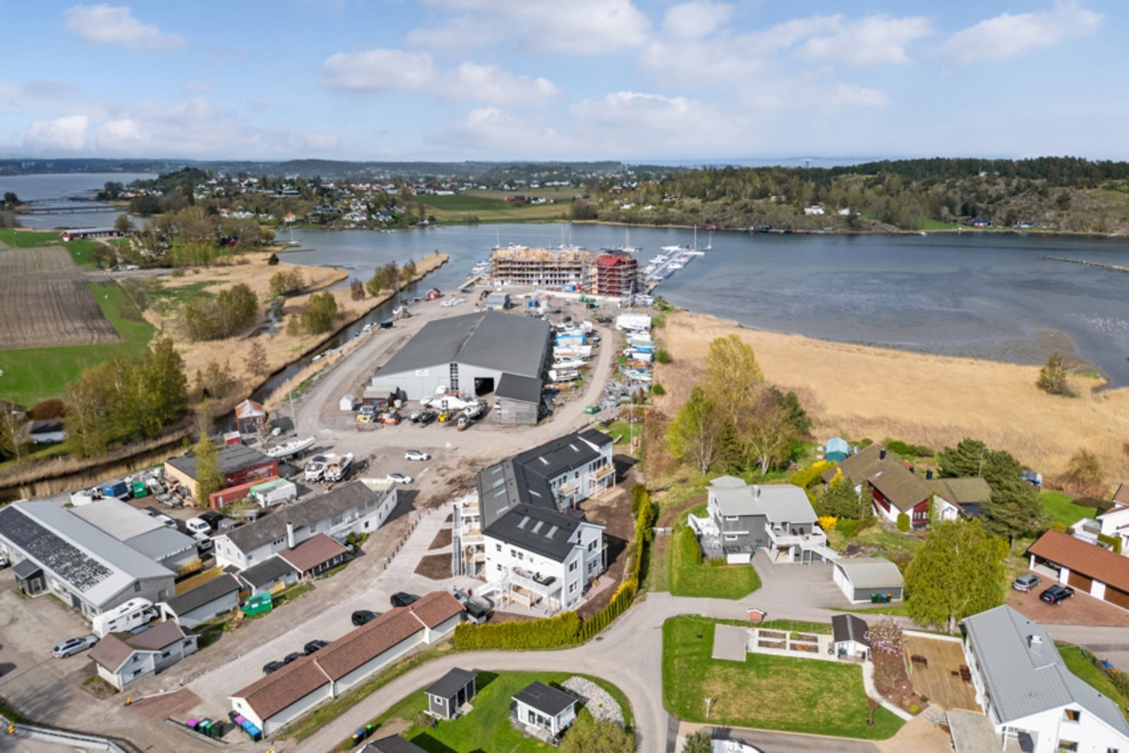 Det er umiddelbar nærhet til Hjemseng Brygge hvor det bygges nye leiligheter og en cafe, samt Nøtterøy Båthavn. Galleribilde