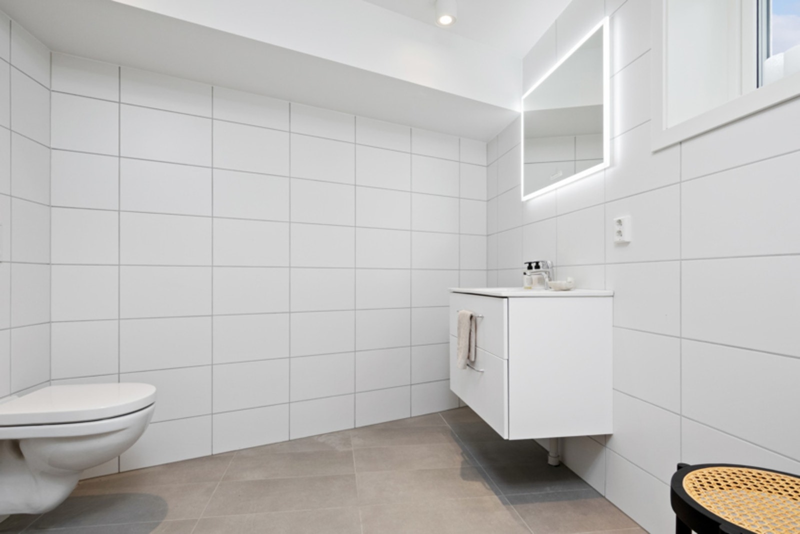 Badet i underetasjen har inngang fra mellomgangen med kjøkkeninnredning. Galleribilde