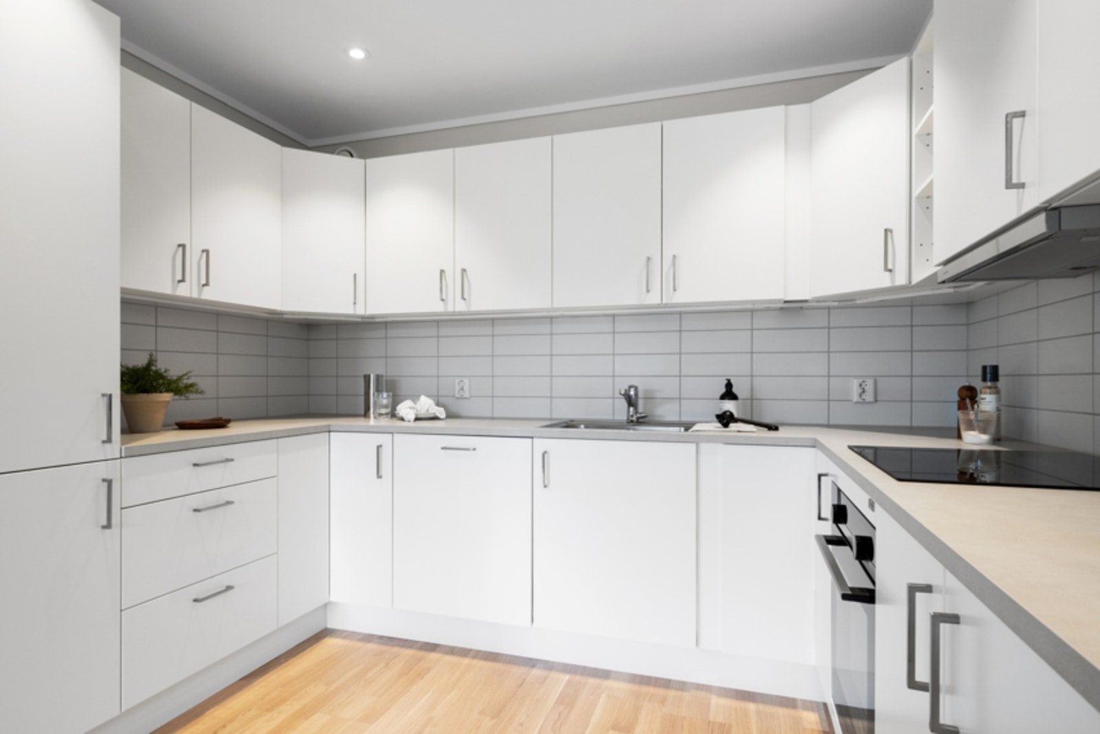 Kjøkkenet er utstyrt med integrert platetopp, stekeovn, oppvaskmaskin, kombiskap og ventilator. Galleribilde