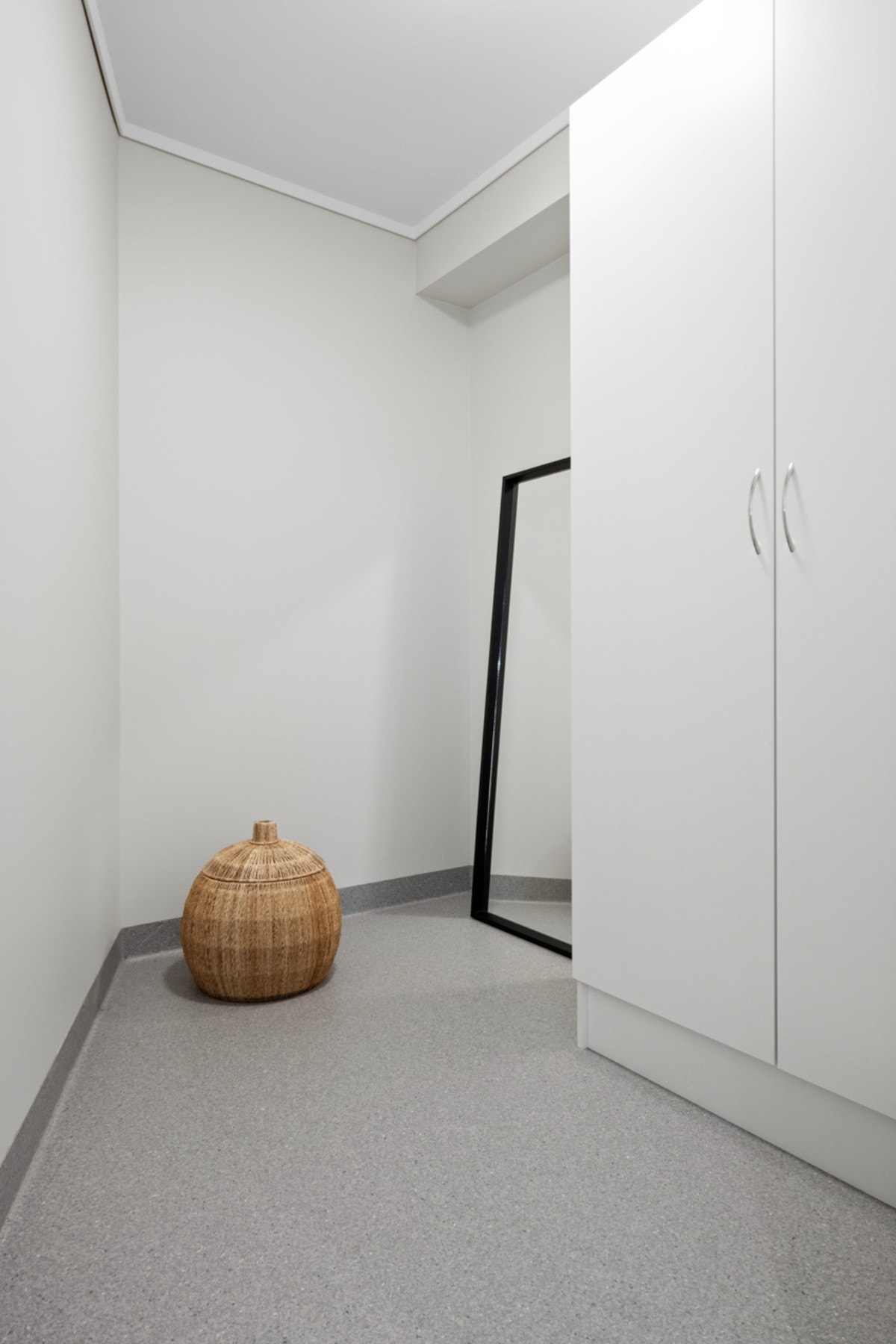 Boligen har også en bod med garderobeskap i tilknytning til badet. Galleribilde