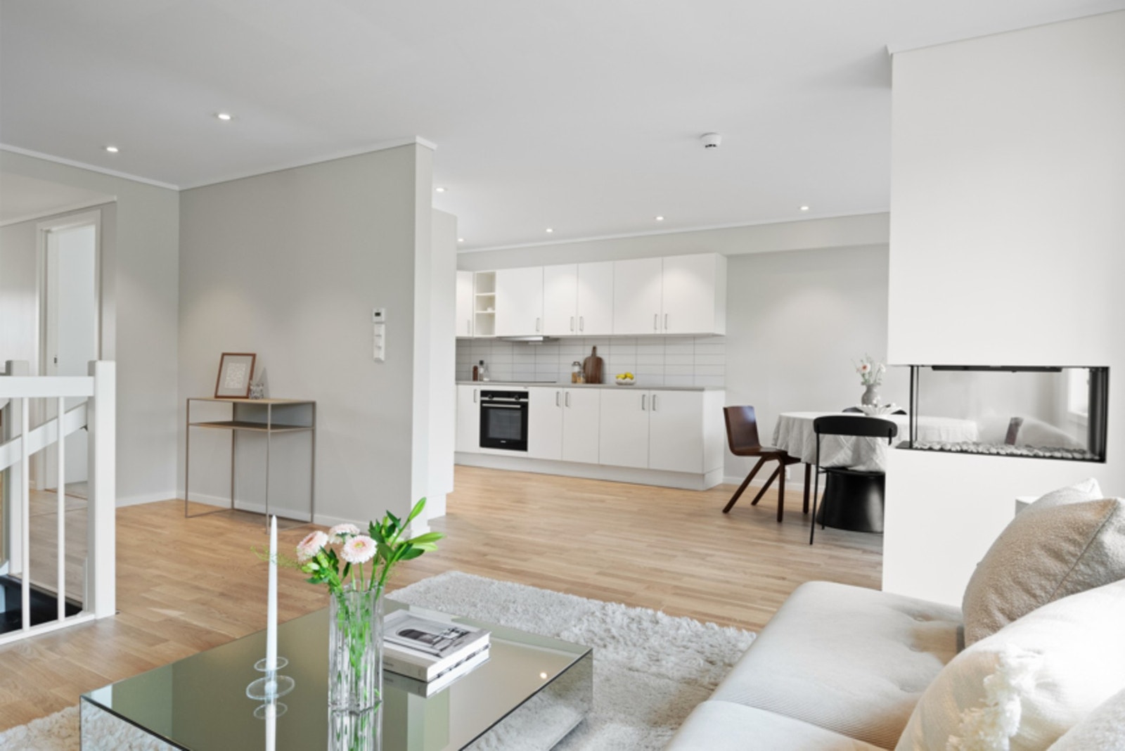 Kjøkkenet er holdt i et stilrent design og plassert i en smart U-form, i åpen løsning til stuen. Galleribilde