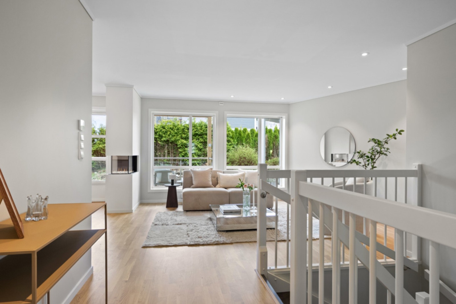 Entreen ligger åpen mot stuen og har god plass til ulike garderobeløsninger. Galleribilde