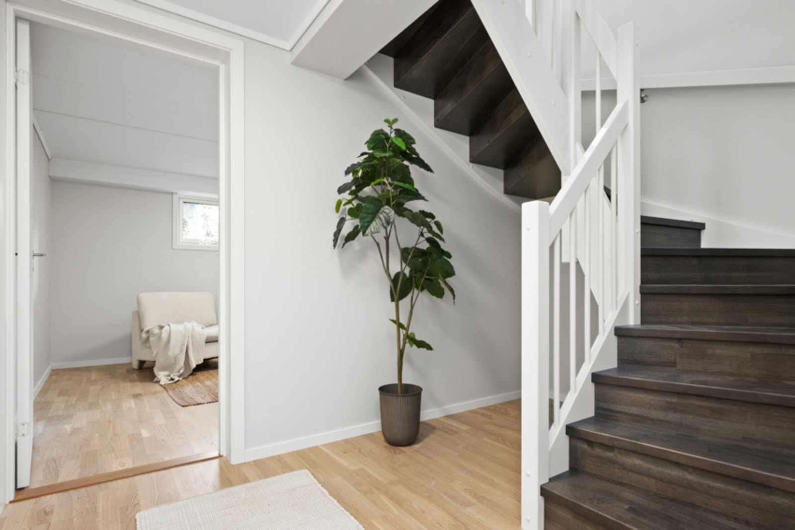 Underetasjen inneholder en kjellerstue, ekstra bad og et separat vaskerom, samt boder og gangareal som er innredet, blant annet med kjøkken. Denne innredningen er ikke søkt godkjent for varig opphold. Galleribilde