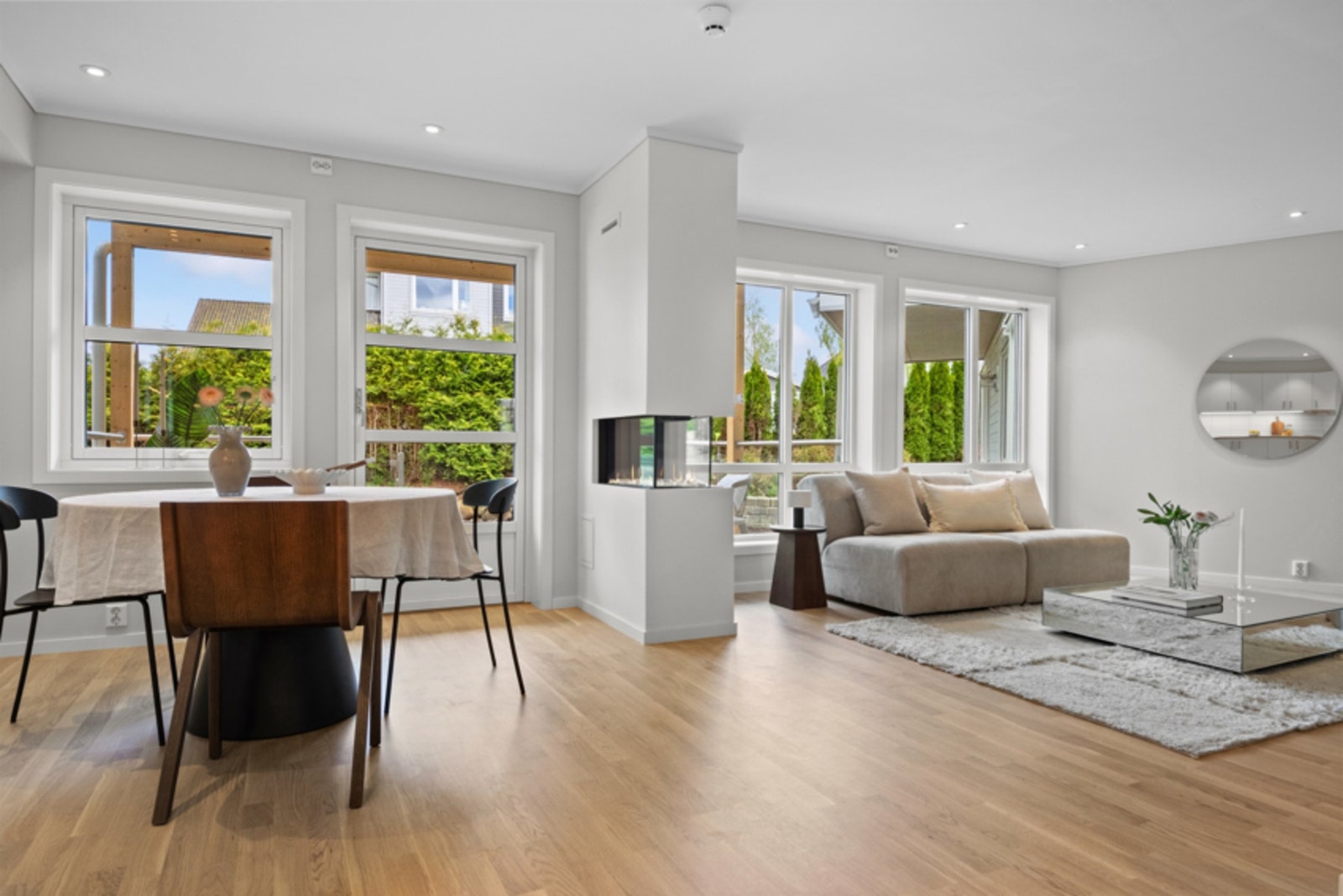 Stuen har parkettgulv, lysmalte, glatte veggflater, hvitmalt himling med downlights, samt god plass til både en tv-lounge og spisestue. Galleribilde