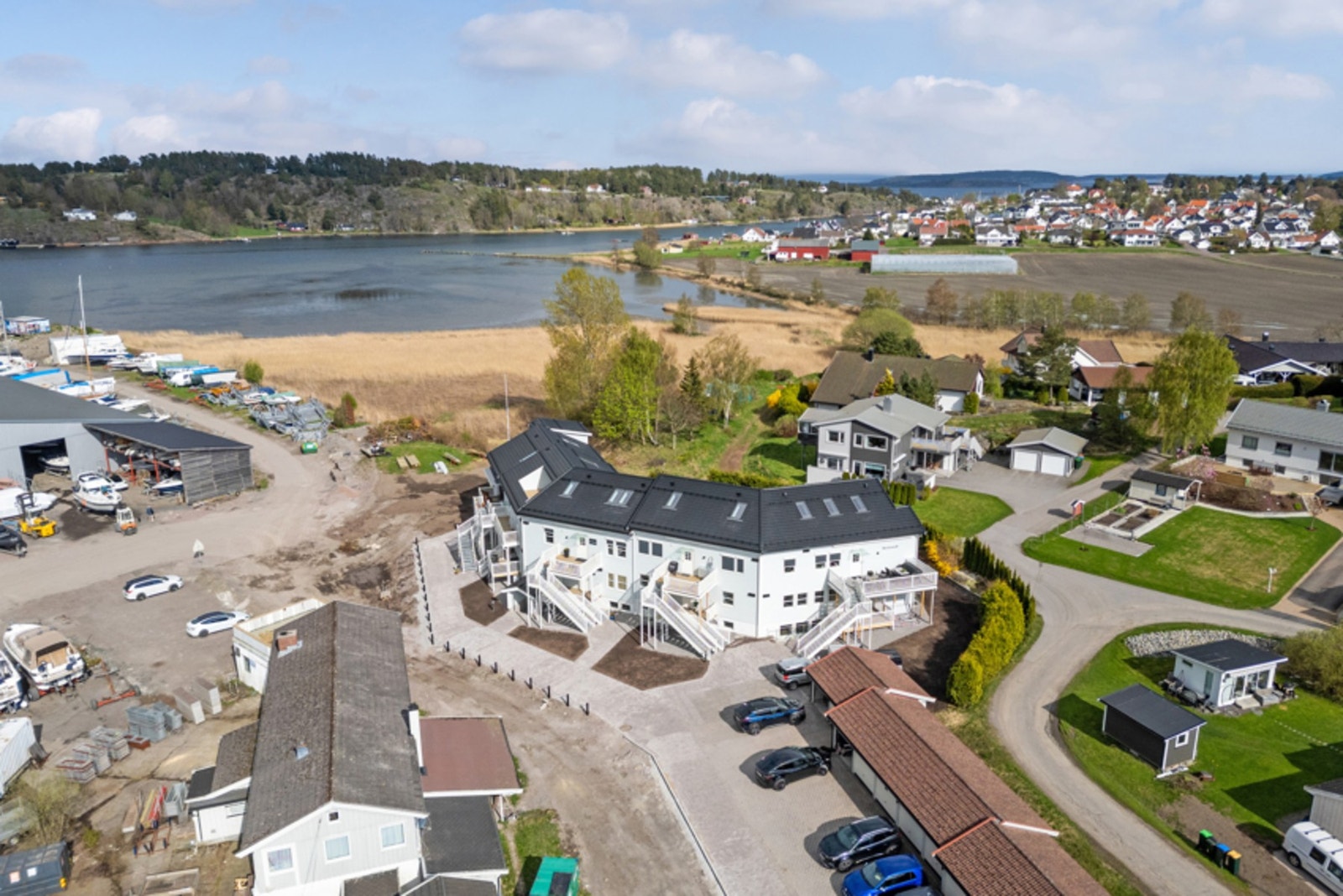 Eiendommen ligger i et attraktivt, landlig og meget barnevennlig boligområde på Brua, mellom Ekenes og Hjemseng i Færder kommune Galleribilde
