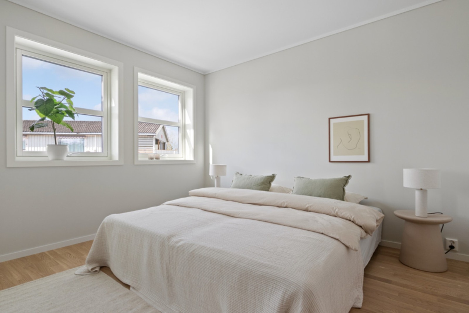 Leiligheten har to lyse og luftige soverom i første etasje med vinduer vendt mot gårdsplassen. Galleribilde