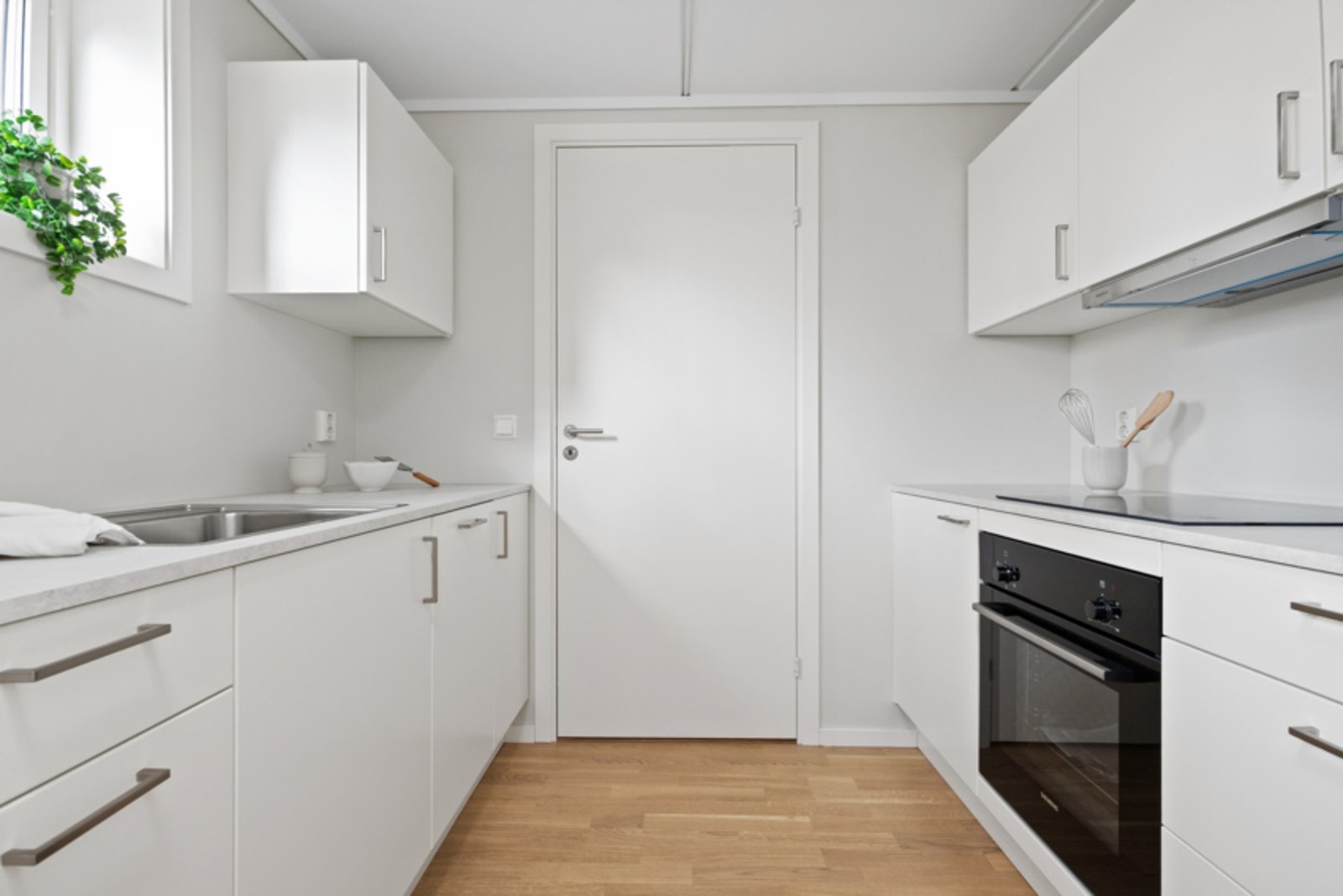 Underetasjen har mellomgang innredet med kjøkken i samme stil. Kjøkken er ikke godkjent for varig opphold. Galleribilde