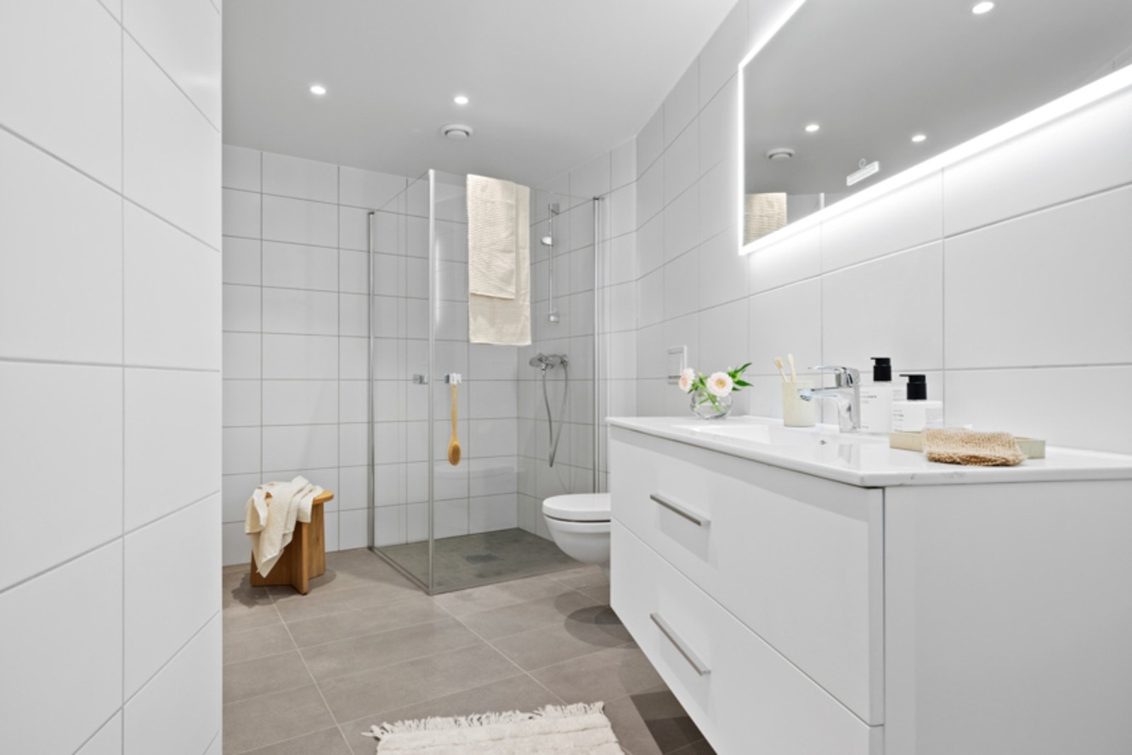 Leiligheten har to pene, moderne bad, samt et separat vaskerom. Galleribilde