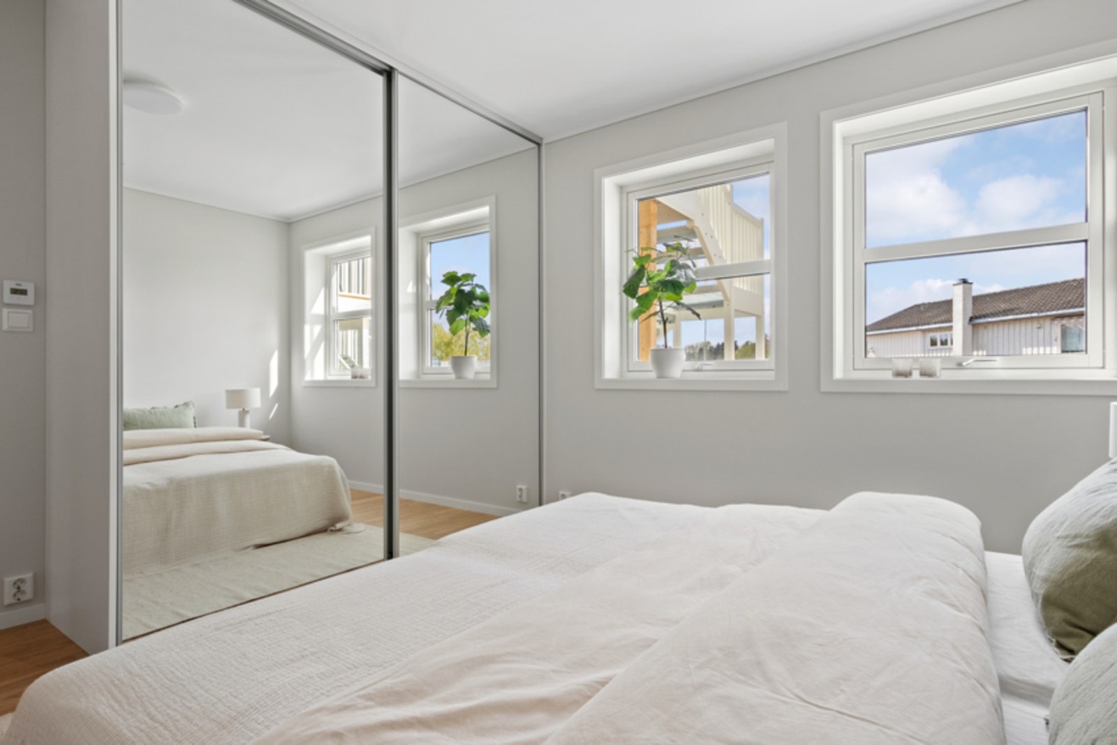 Soverommene har parkettgulv, lysmalte veggflater og glatt, hvitmalt himling med takplafond. Galleribilde