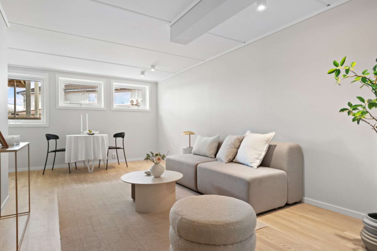 Romslig, lys og fin kjellerstue som er godkjent for varig opphold, Galleribilde