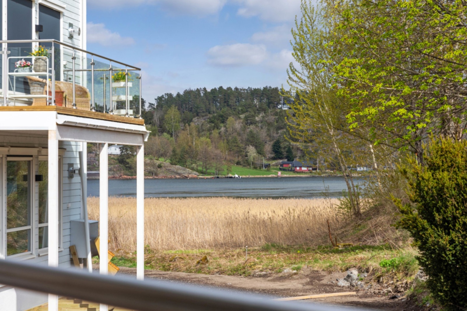 Fra leiligheten har du nydelig utsikt mot sjøen! Galleribilde