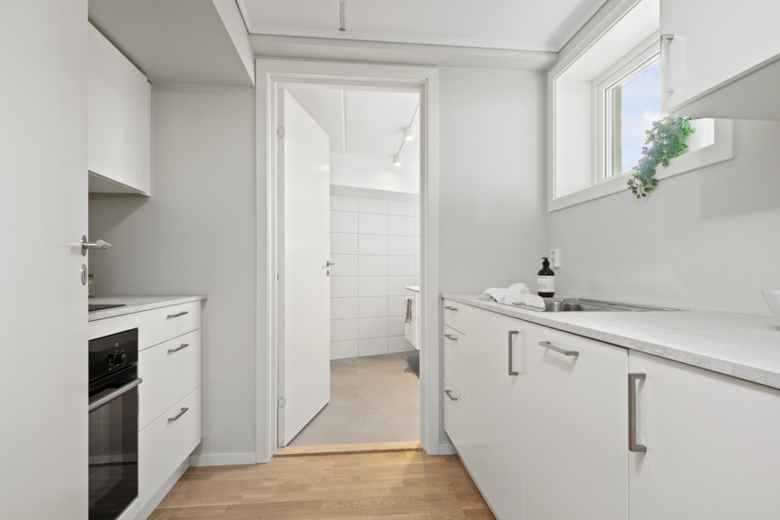 Innredningen er plassert parallelt langs to sider og har integrert stekeovn, platetopp, oppvaskmaskin og ventilator. Et vindu over benken gir friskt dagslys. Galleribilde