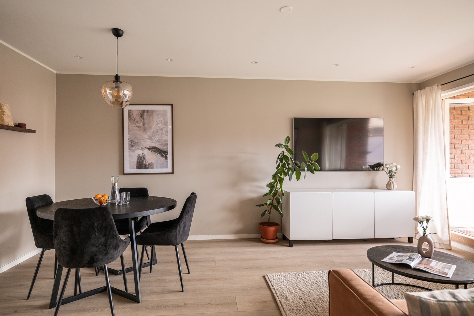 Hele leiligheten er malt i et behagelig og tidsriktig fargepallette. Galleribilde