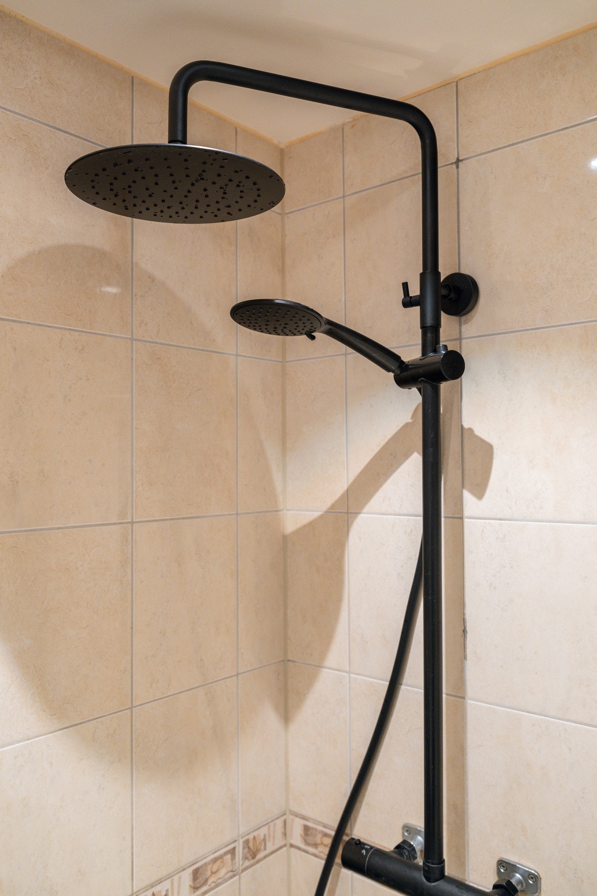 De lekre, sorte detaljene går også igjen på badet. Galleribilde