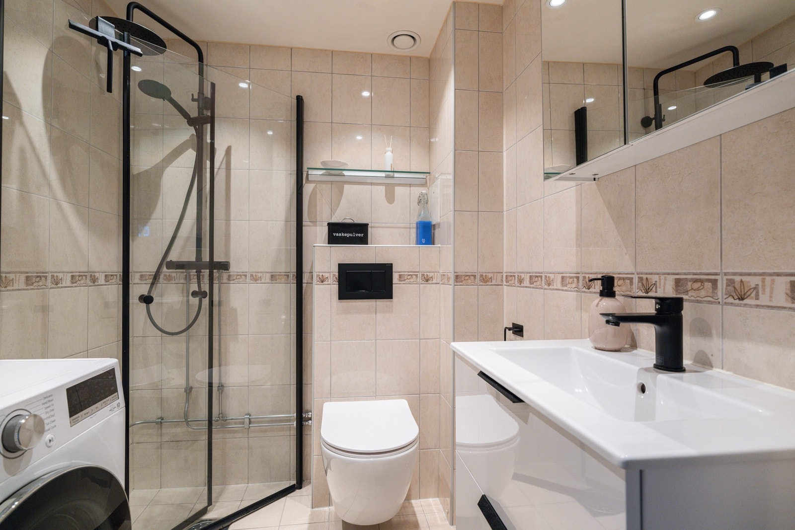 Opplegg for vaskemaskin, varmekabler i gulv og downlights i himling. Galleribilde