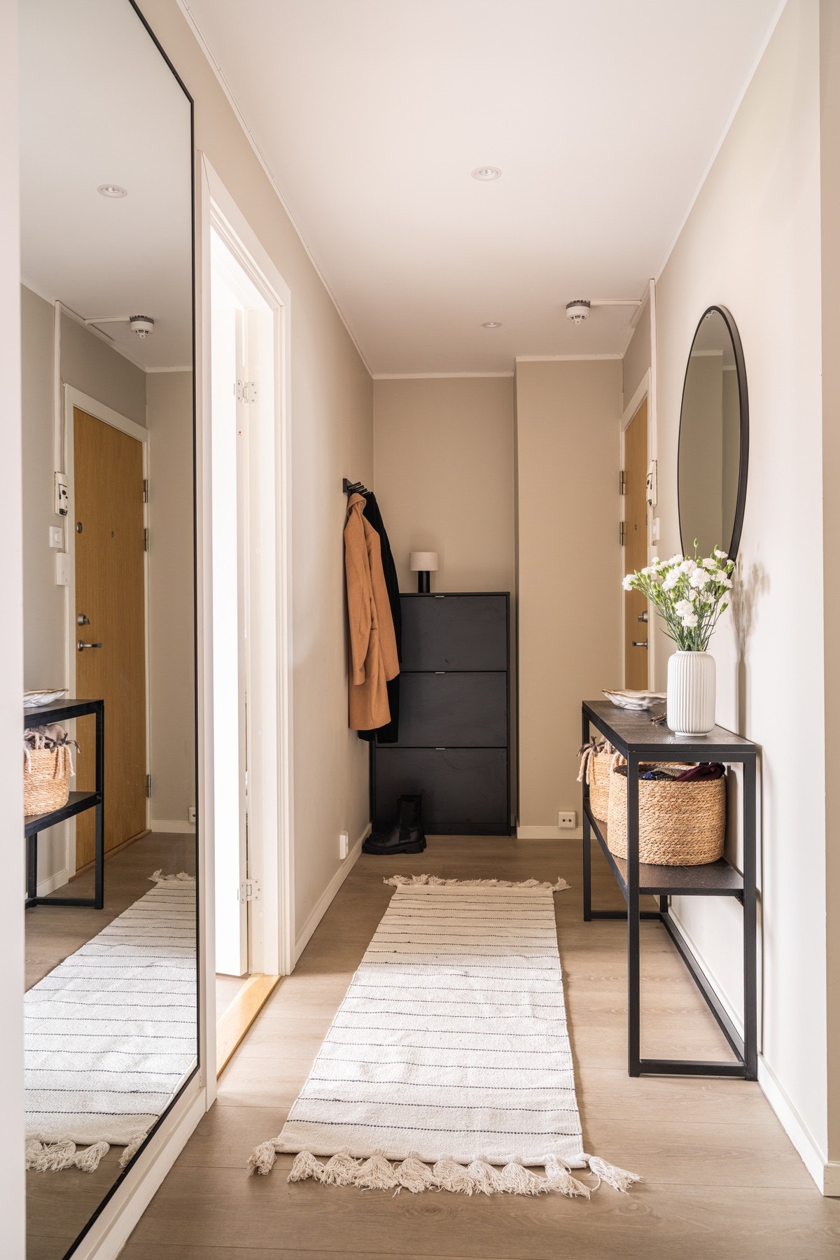 Det er plass for å henge fra seg yttertøy i entréen. Galleribilde