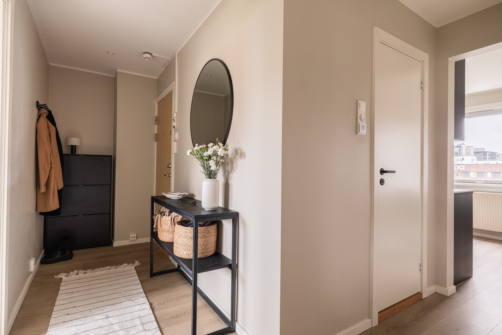 Lys og innbydende entré som binder alle rommene fint sammen. Galleribilde