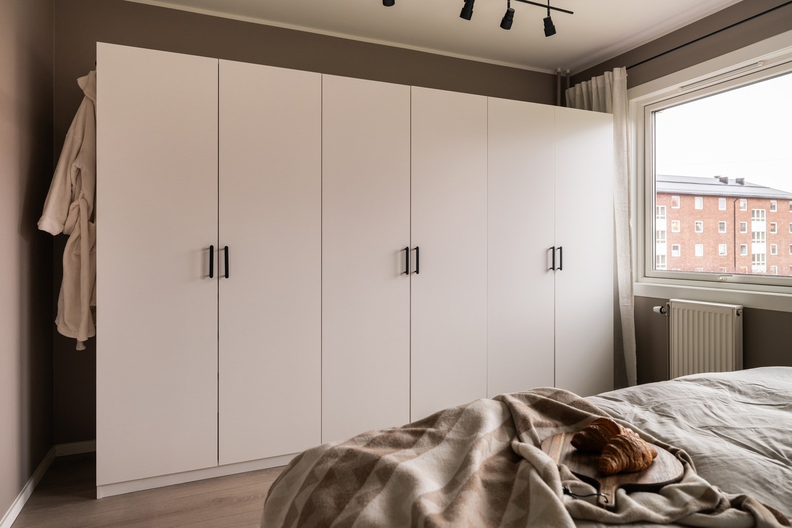 Her er det godt med oppbevaringsplass i store garderobeskap. Galleribilde