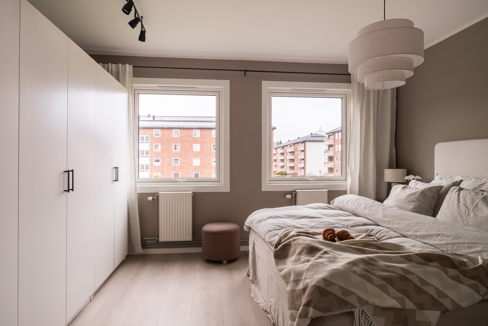 Det er mulig å sette opp lettvegg for å lage et ekstra soverom. Galleribilde