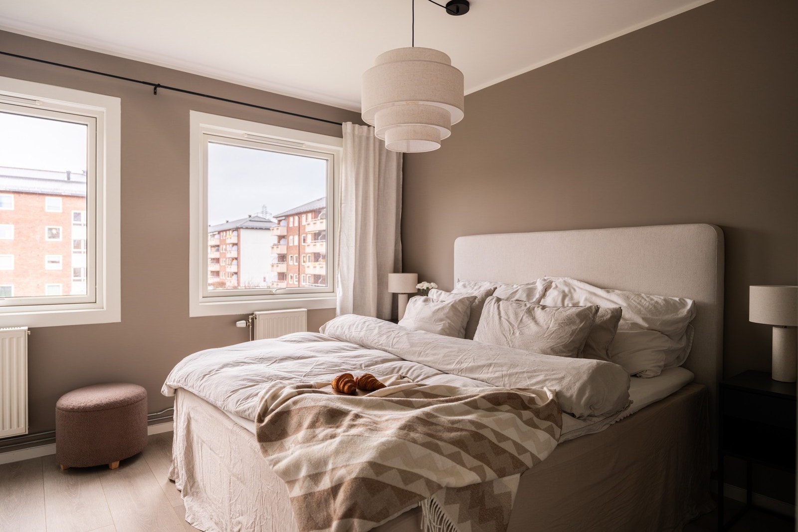 Lyst og romslig hovedsoverom med god plass til dobbeltseng og nattbord. Galleribilde