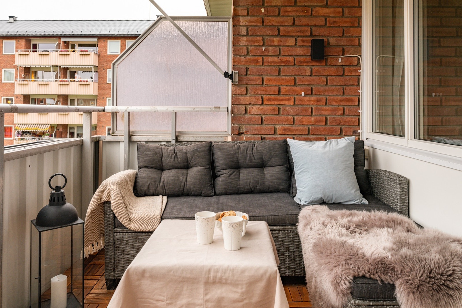 Balkongen er på ca. 7 kvm, så her er det god plass til utemøblement! Galleribilde