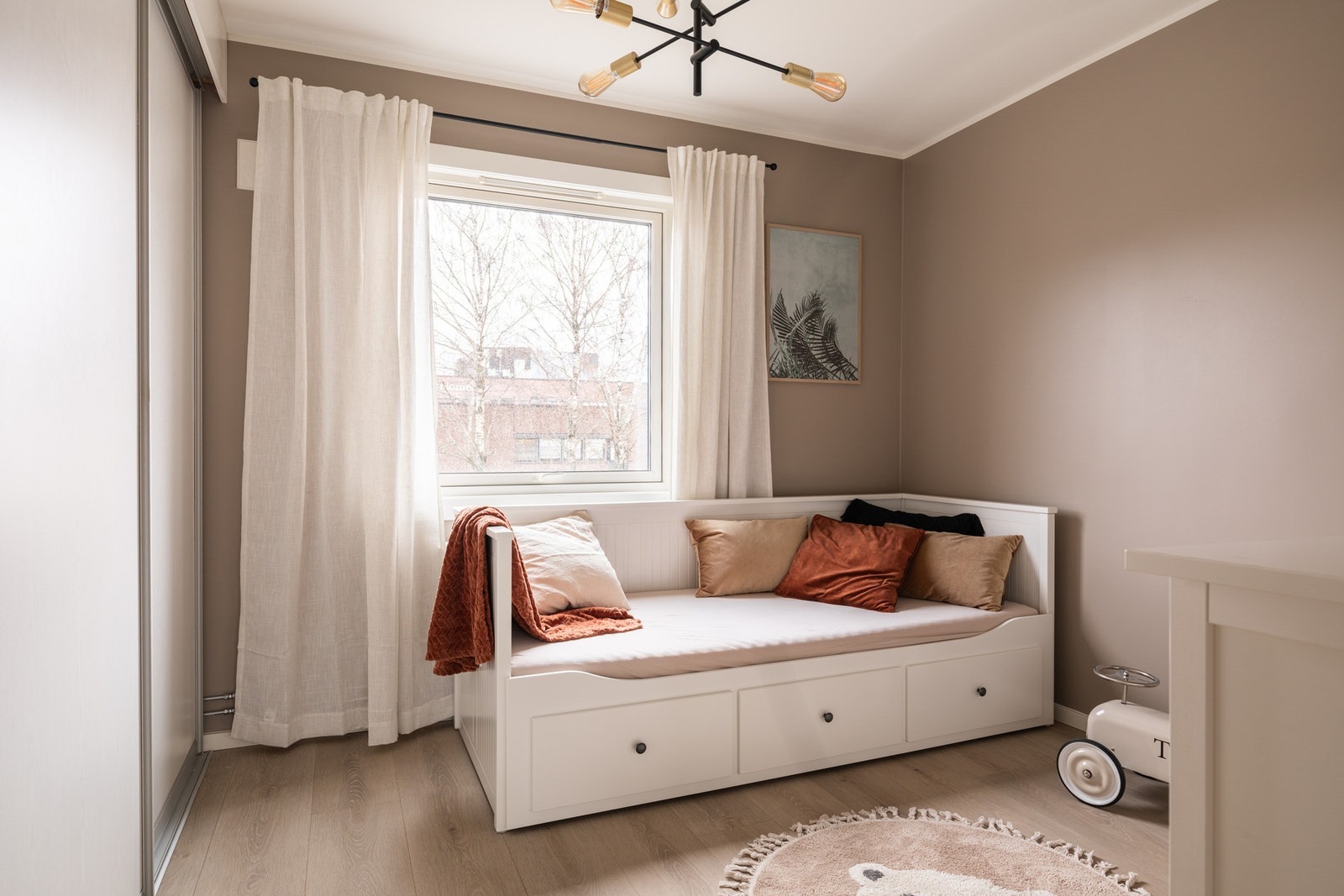 Soverom 2 med plass til dobbeltseng og garderobe. Galleribilde