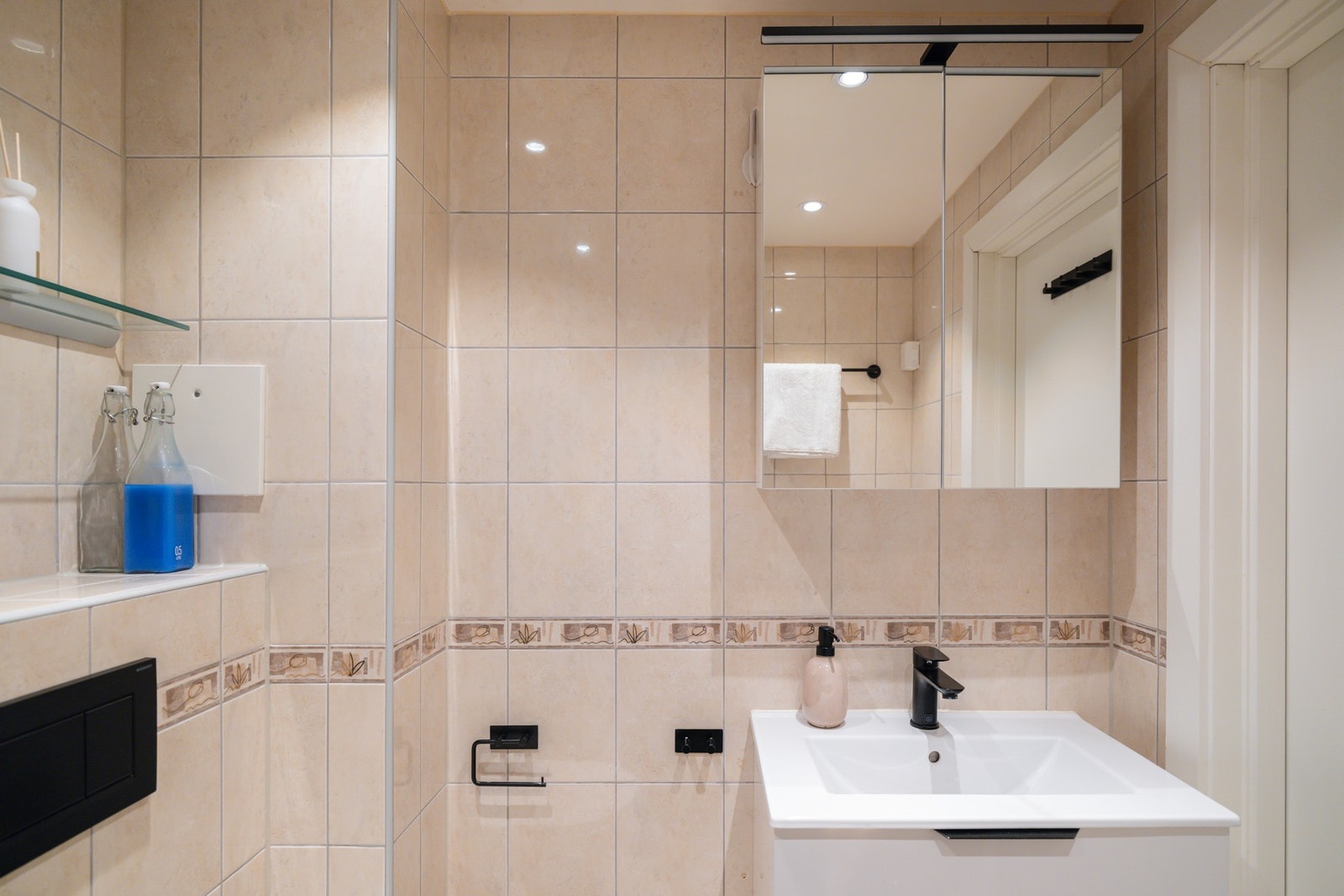 Baderommet ble oppgradert i 2023 med nytt sanitærutstyr og nye innredninger. Galleribilde